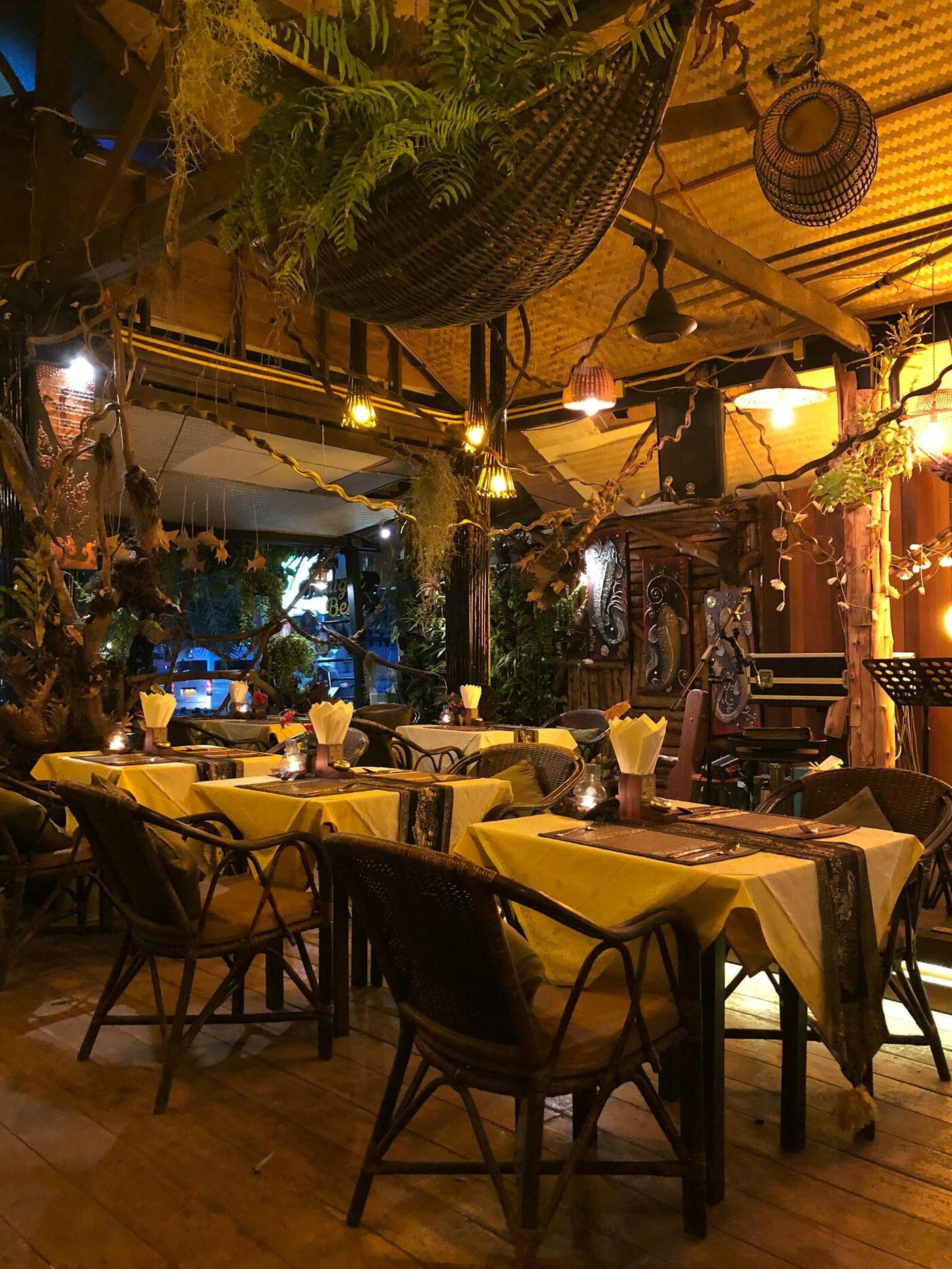 Rustikales Restaurant mit warmer Beleuchtung und gedeckten Tischen