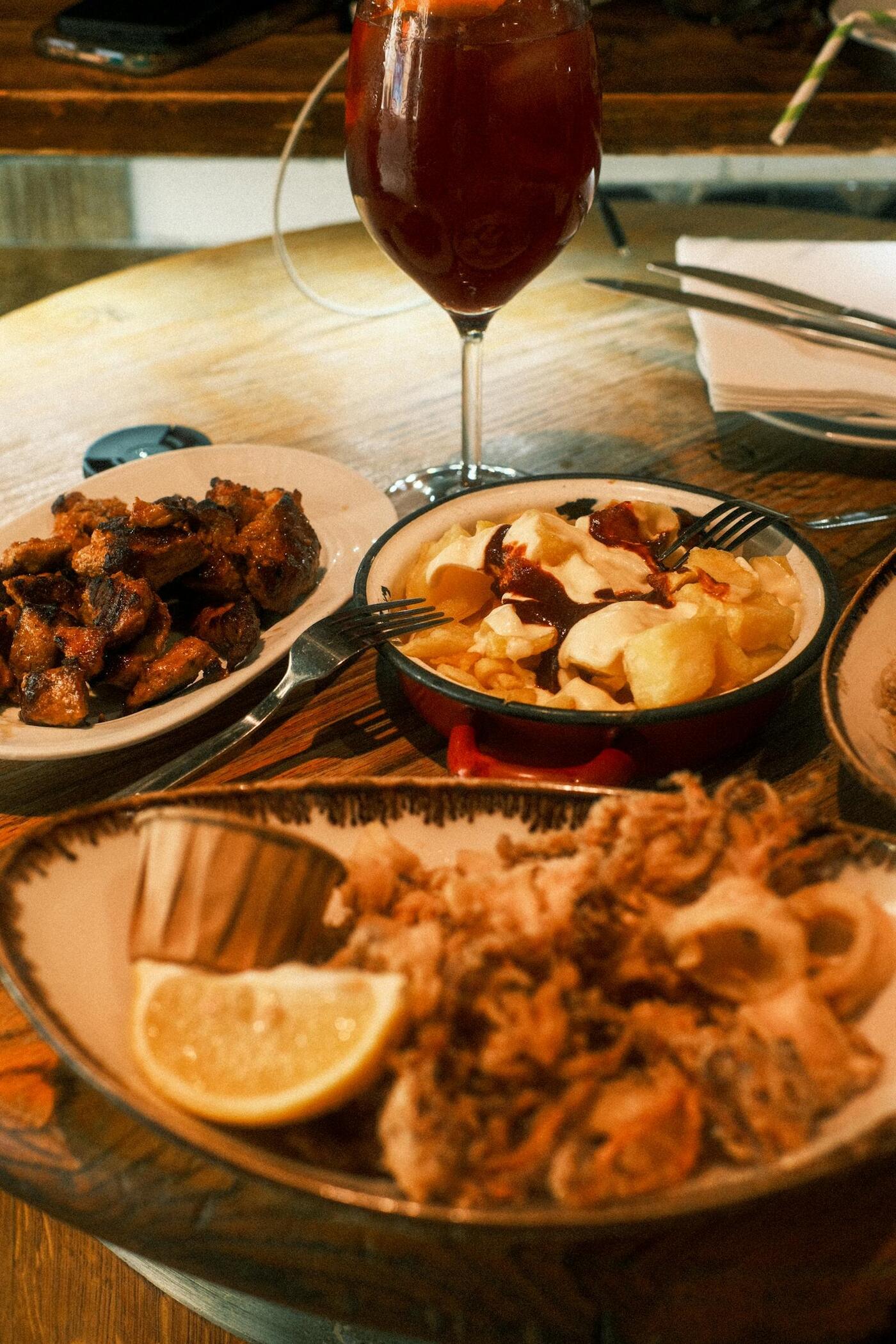 Spanische Tapas - Brot, Jamon und mediterrane Vorspeisen