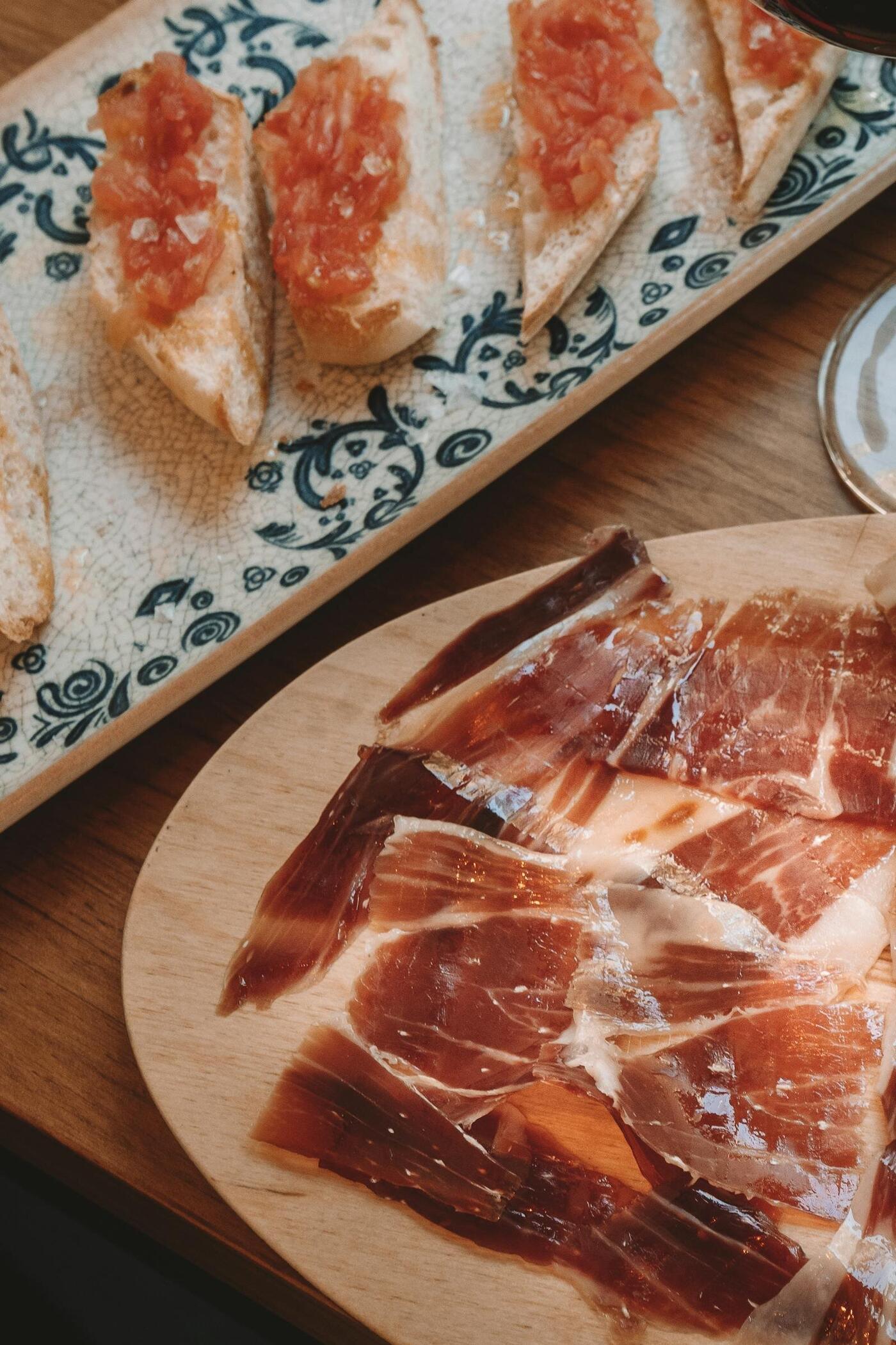 Spanische Tapas mit Jamon und Brot mit Tomatenaufstrich